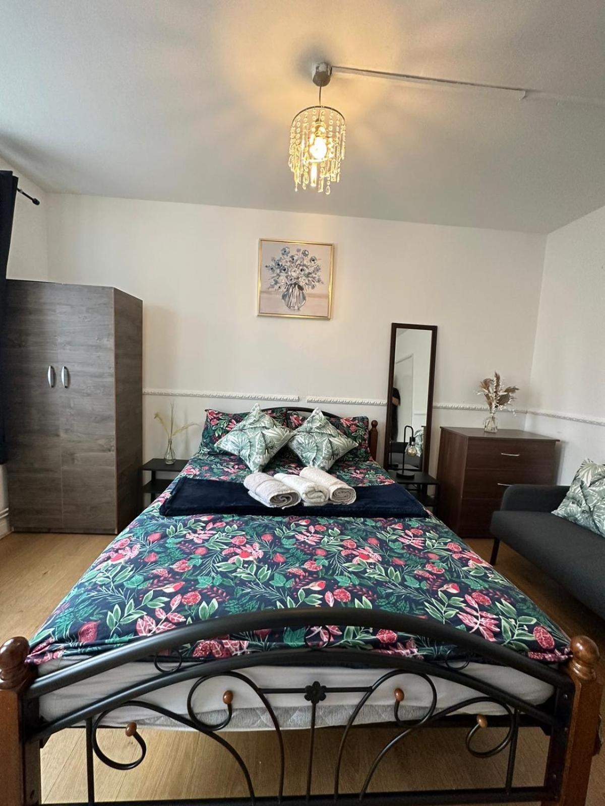 2 Bedroom Flat, 2 Minutes Walk To Bethnalgreen Station, Central Londra Exterior foto