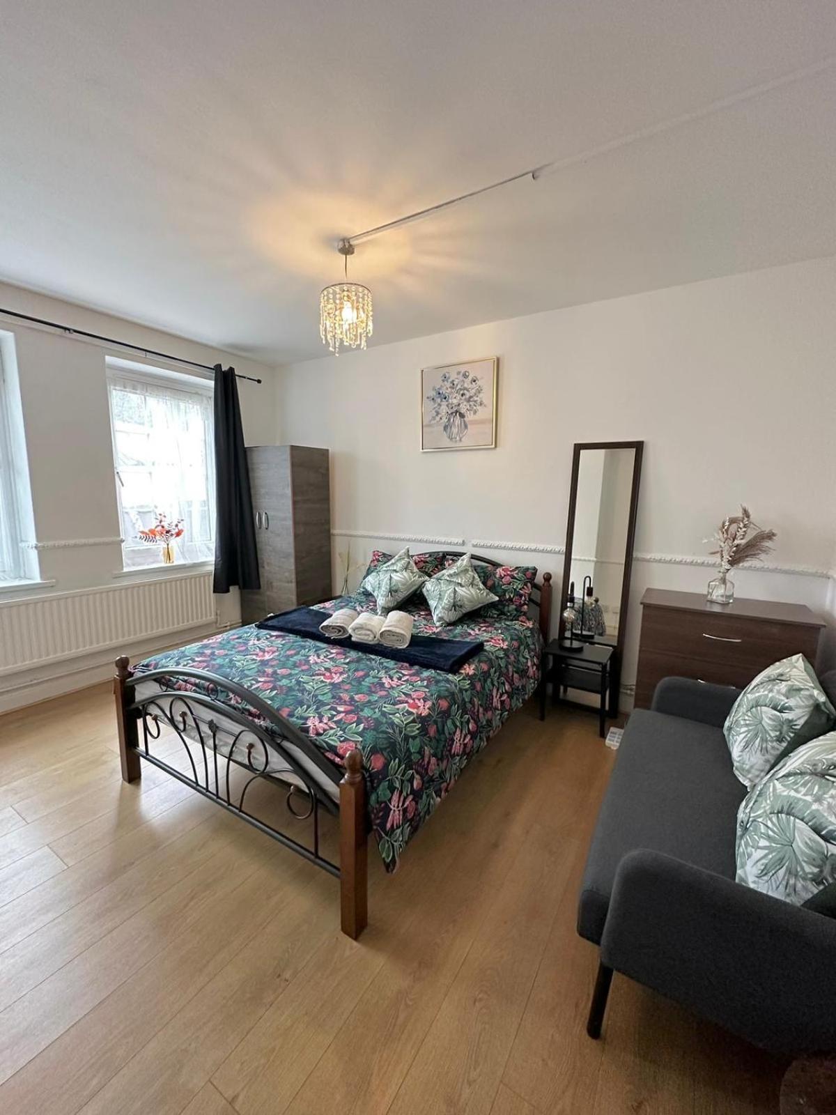 2 Bedroom Flat, 2 Minutes Walk To Bethnalgreen Station, Central Londra Exterior foto